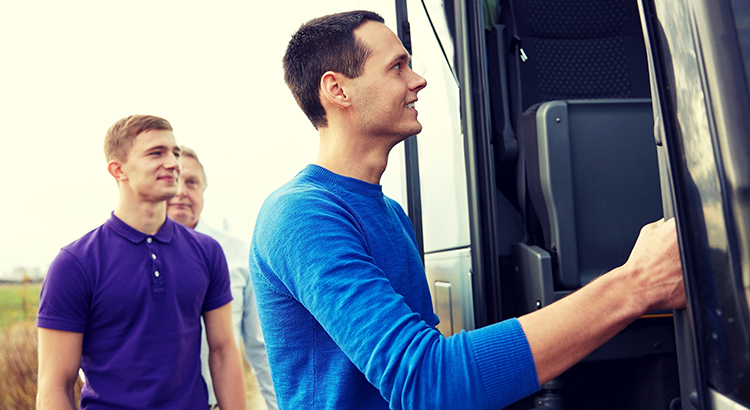 Busreisen (F: Bigstock / dolgachov)