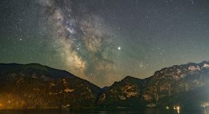 Nachthimmel über dem Naturpark Attersee-Traunsee (Foto: Peter Oberransmayr, beigestellt Uni Wien)