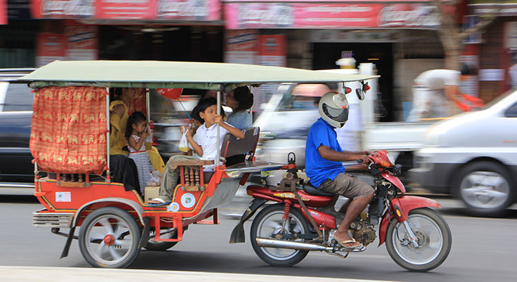 Straßenszene in Phnom Penh Kambodscha Reisekompass (Foto: Sovannkiry Sim Vezil via unsplash)