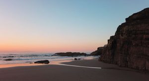 Strand Ribadeo in Galicien / Reisekompass / Foto: Alevision via unsplash