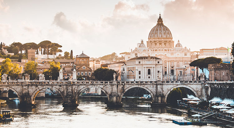 Blick auf Tiber und Petersdom (Foto Christopher Czermak via unsplash) Städtereise Rom