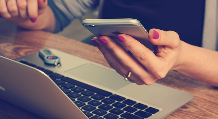 Reisen werden immer öfter online gebucht (Foto: Firmbee via unsplash)