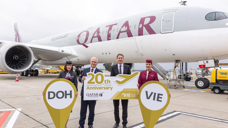 Apron with signs - Eric Odone (VP- Europe, Qatar Airways & Nikolaus Gretzmacher (SVP Operations, Vienna Airport) (c) Vienna Airport