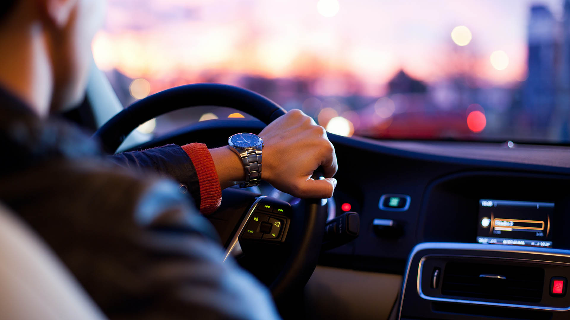 Bild eines Autofahrers in Mietwagen - Artikel über Mietwagenkategorien Reisekompass ACRISS Codes
