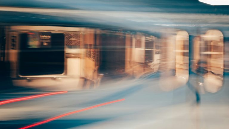 Bahnreisen in Europa Bild eines Zugs Reisekompass