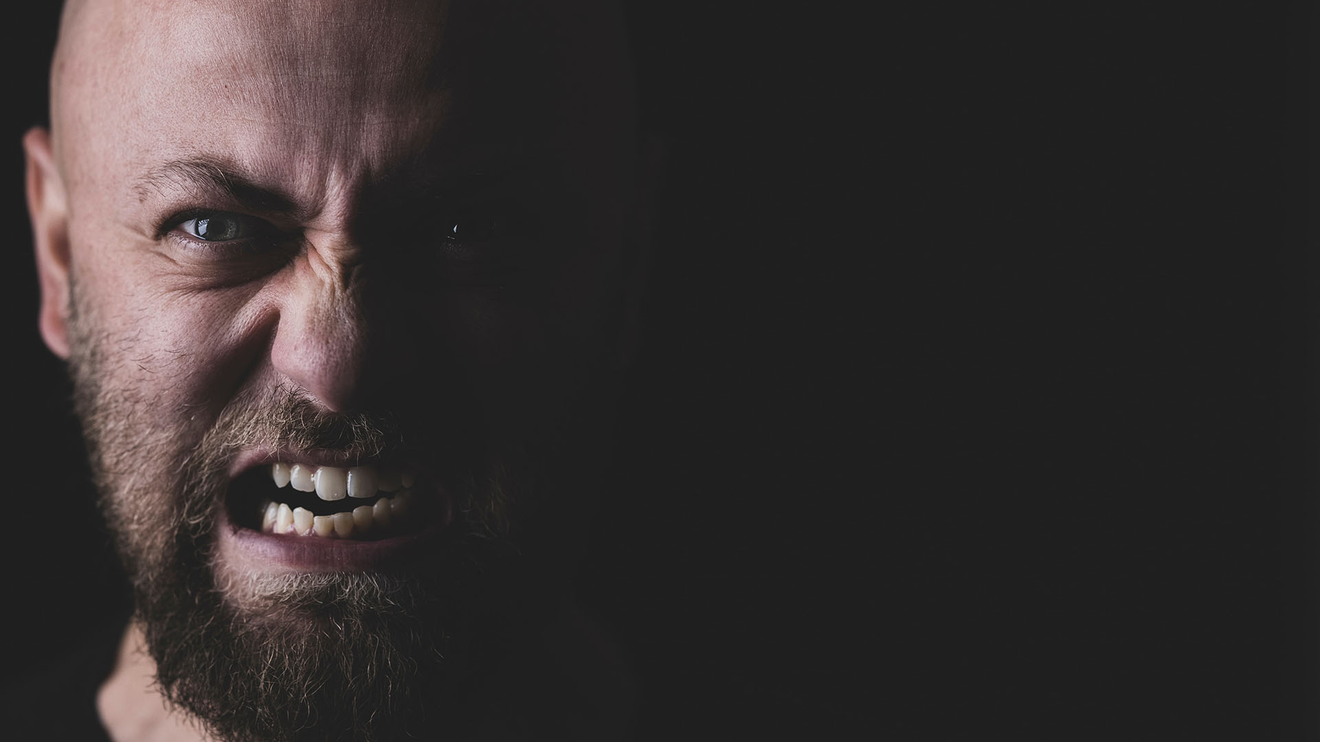 Bild eines zornigen Mannes Rage Rooms Wreck Rooms reisekompass.at Foto Engin Aykurt unsplash