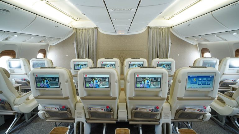 Premium Economy Sitze der Emirates Boeing 777 von Wien