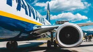 Ryanair Flugzeug beim Einsteigen von Passagieren Reisekompass