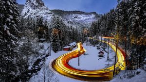 Schneelandschaft mit Auto Winterurlaub 2025 Reisekompass