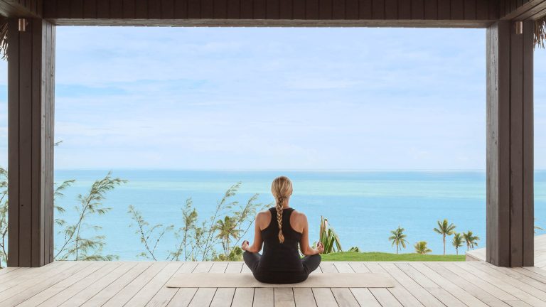 Frau macht Yoga Female Wellness Six Senses Reisekompass