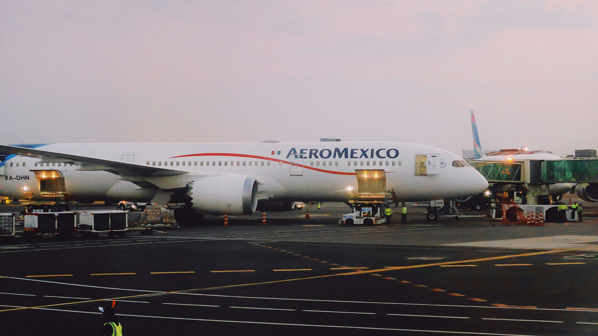 Bild eines Jets von Aeromexico für Artikel die pünktlichsten airlines weltweit reisekompass