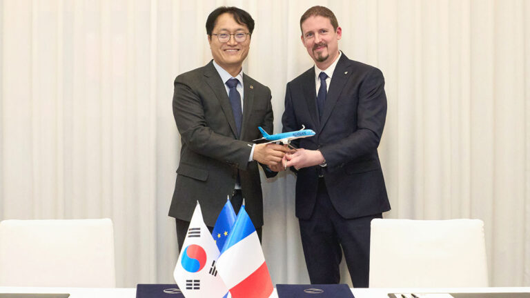 Kyung Nam Kim, Managing Vice President und Head des Korean Air R&D Center, und Jean-Luc Maria, Co-Founder und Chief Executive Officer von Exotrail (Foto beigestellt,© Korean Air)