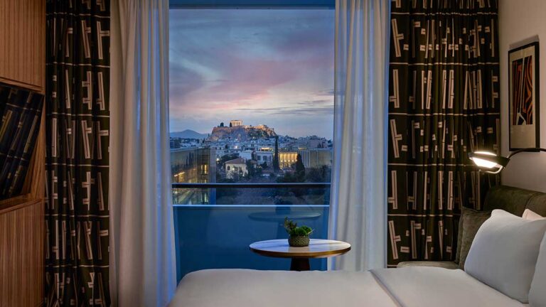 Das Bild zeigt eine Suite im Hotel Conrad Athens The Ilisian (© Hilton 2026)