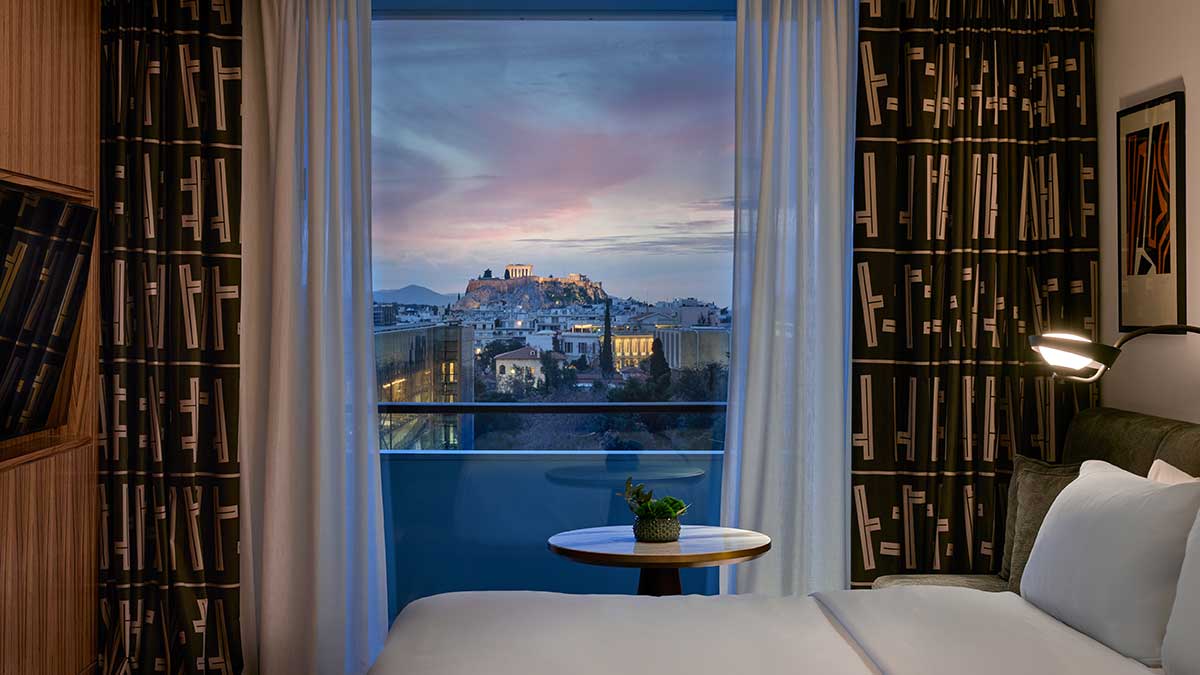 Das Bild zeigt eine Suite im Hotel Conrad Athens The Ilisian (© Hilton 2026)