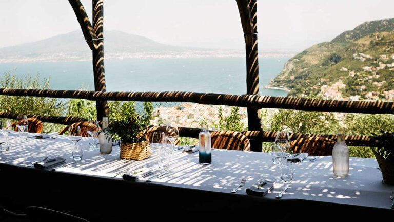 Das Bild zeigt einen gedeckten Tisch bei einem Landausflug von SIlversea Cruises