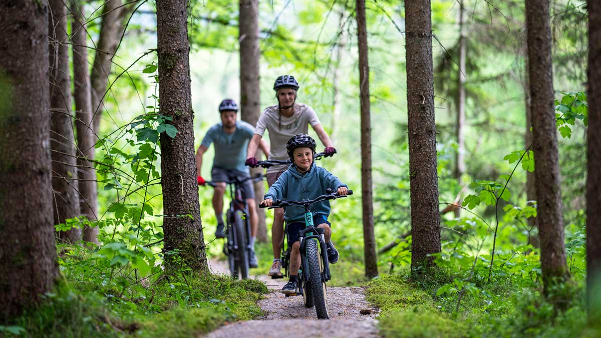 Bild zeigt Radfahrer Familie im Trailpark Haus Aich in Schladming