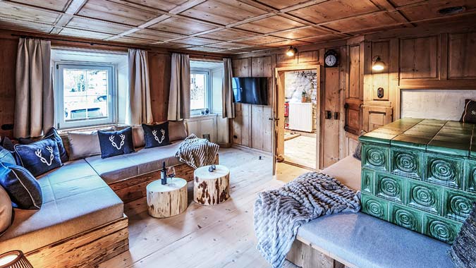 Das Bild zeigt das Bauernhaus 1864 im Benglerwald Chaletdorf in Tirol