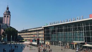 Das Bild zeigt den Hauptbahnhof in Köln, Deutschland