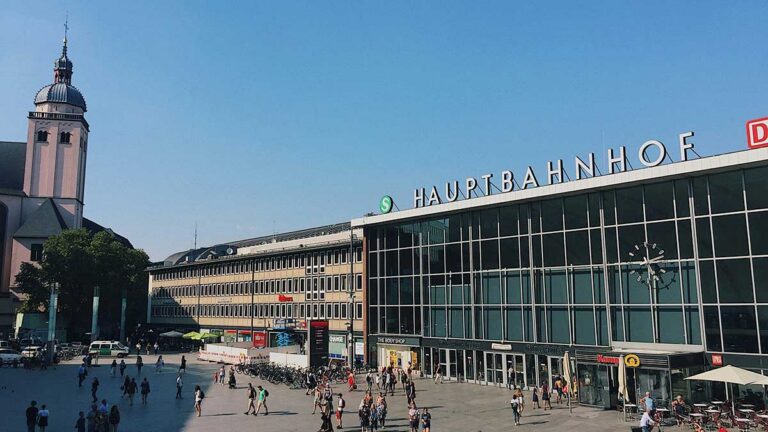 Das Bild zeigt den Hauptbahnhof in Köln, Deutschland