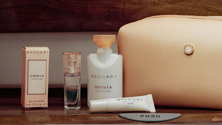Das Bild zeigt Kosmetikprodukte von Bulgari für Passagiere von Emirates