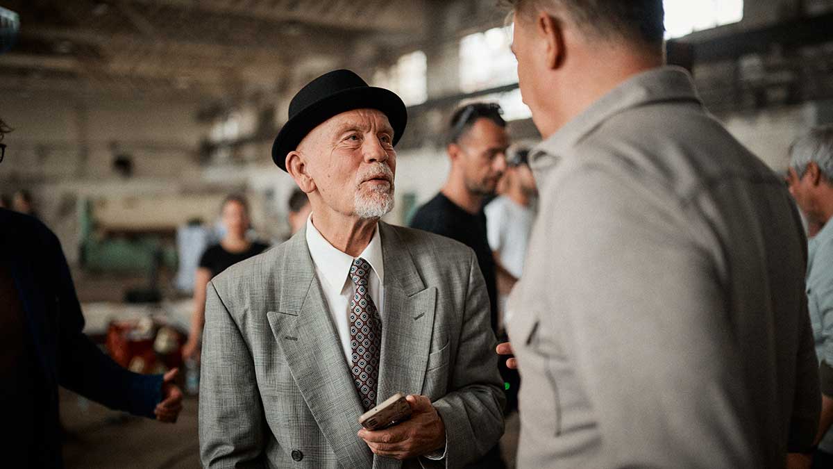 Das Bild zeigt John Malkovich bei Dreharbeiten in Kroatien