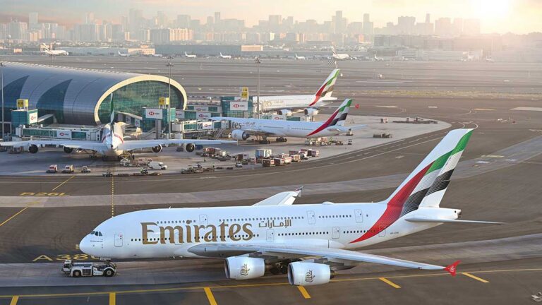 Das Bild zeigt Flugzeuge am Flughafen Dubai
