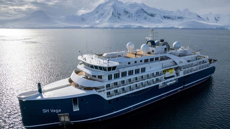 Das Bild zeigt das Kreuzfahrtschiff SH Vega