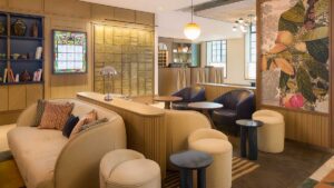 Das Bild zeigt die Lobby des neuen Hotels The Derby London City (Foto Hilton, beigestellt)