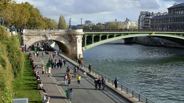 Das bild zeigt Spaziergänger in Paris an der Seine