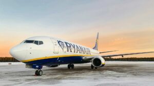 Das Bild zeigt ein Ryanair-Flugzeug am Boden