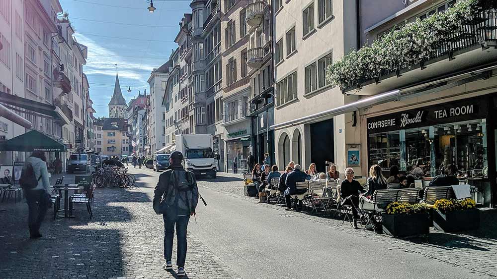 Das Bild zeigt einen Fußgänger in Zürich