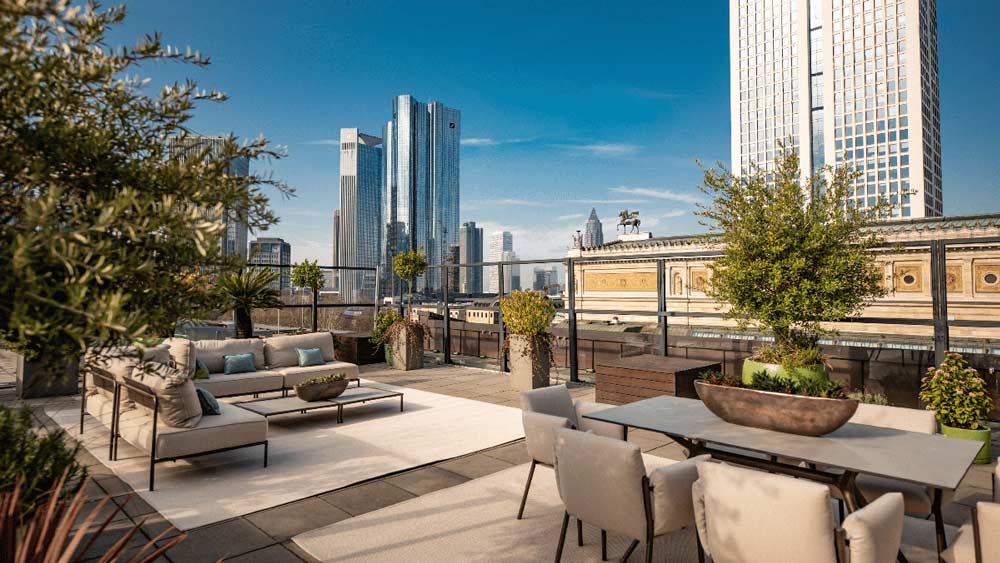Das Bild zeigt die Dachterrasse des Hotels Sofitel Frankfurt Opera