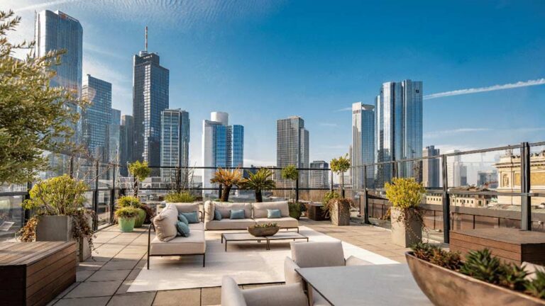 Das Bild zeigt die Dachterrasse des Hotels Sofitel Frankfurt Opera