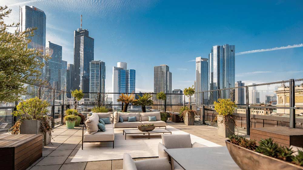 Das Bild zeigt die Dachterrasse des Hotels Sofitel Frankfurt Opera