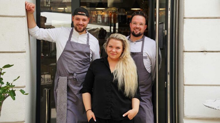 Das Bild zeigt Julia Schmid, Kris Kolaja und Marcus Pamer vom Restaurant M.eins19 in Wien