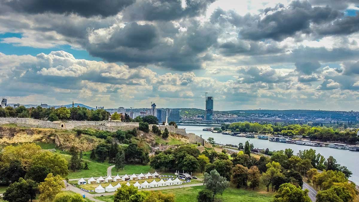 Das Bild zeigt Belgrad mit Donau und Skyline