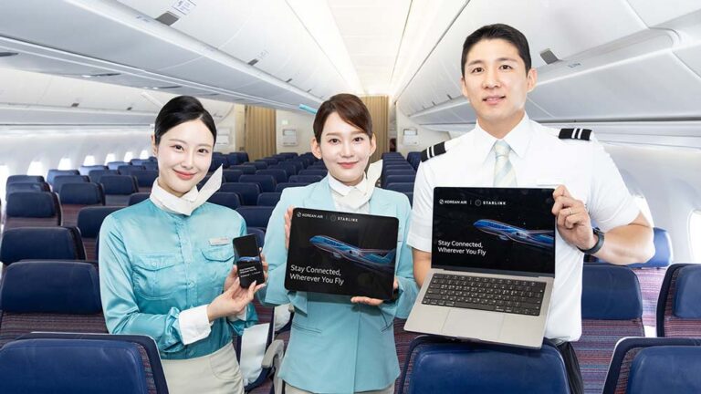 Korean Air Flugbegleiterinnen und -flugbegleiter mit starlink an Bord